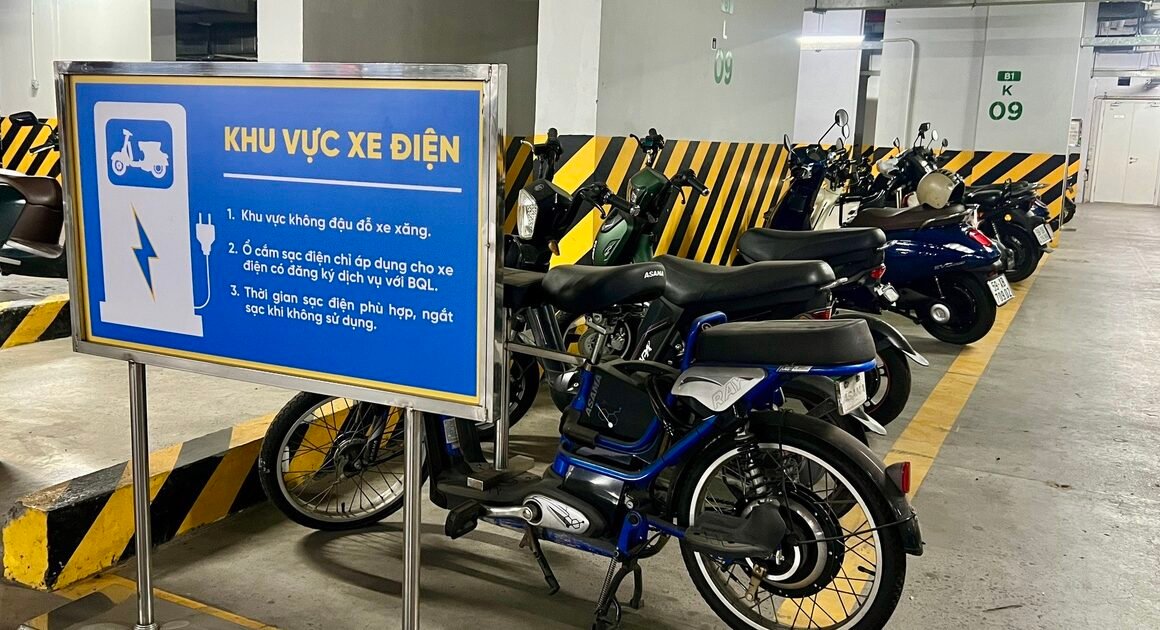 LỆNH CẤM GIỮ XE ĐIỆN TẠI CHUNG CƯ TPHCM GÂY BỨC XÚC VÀ ĐẶT VẤN ĐỀ CHO GIAO THÔNG XANH CỦA CHÍNH PHỦ