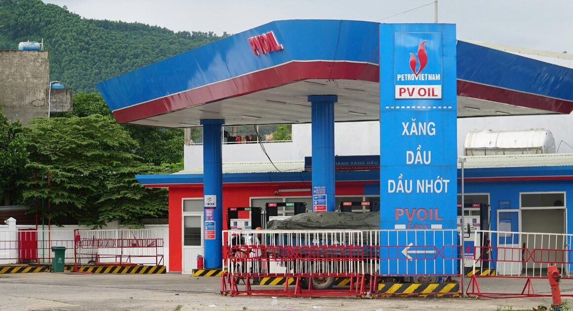 NHÂN VIÊN CỬA HÀNG XĂNG KHIẾN KHÁCH MỨC MỎI VÌ TỪ CHỐI NHẬN CHUYỂN KHOẢN, BỊ ĐÒI HỌC HỎI VÌ SAO KHÔNG ĐƯỢC KIỂM SOÁT!