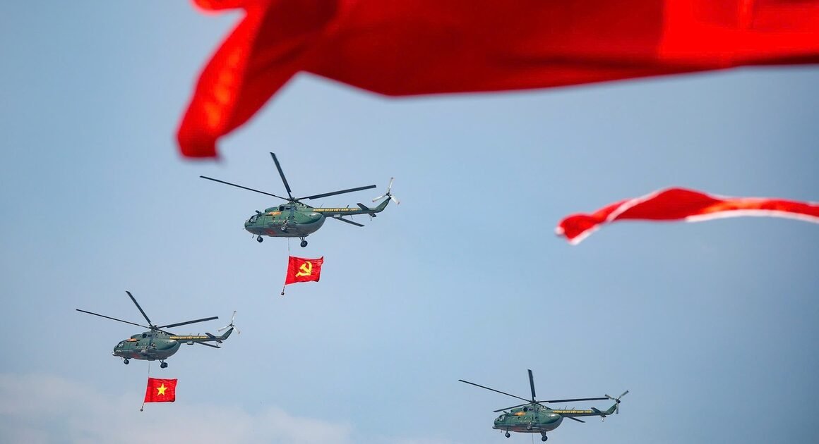 )NHỮNG GIÂY PHÚT ĐỘC ĐÁO XUẤT HIỆN TRÊN BẦU TRỜI HÀ NỘI!