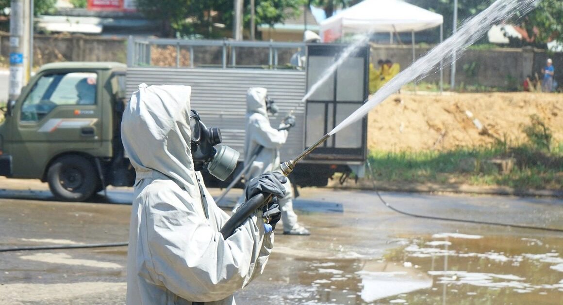 ĐÀ NẴNG DIỄN TẬP ỨNG PHÓ RÒ RỈ 900 KG KHÍ CLO đã gây chú ý về phản ứng nhanh và an toàn.