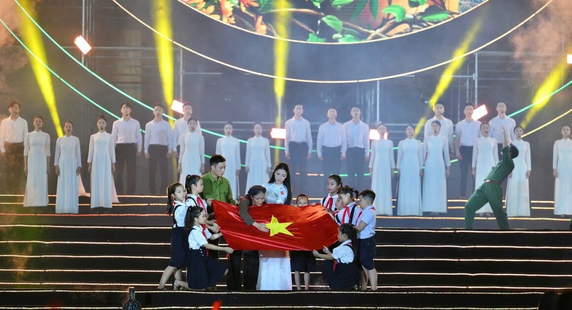HÀNG CHỤC NGHÌN NGƯỜI TRONG VÒNG XÓM ĐƯỢC CHỜ ĐỢI, CHO MỖI NGƯỜI ĐỀU CẢM THẤY TỰ HÀO VỀ KHÁT VỌNG TỪ TRÁI TIM VIỆT NAM!