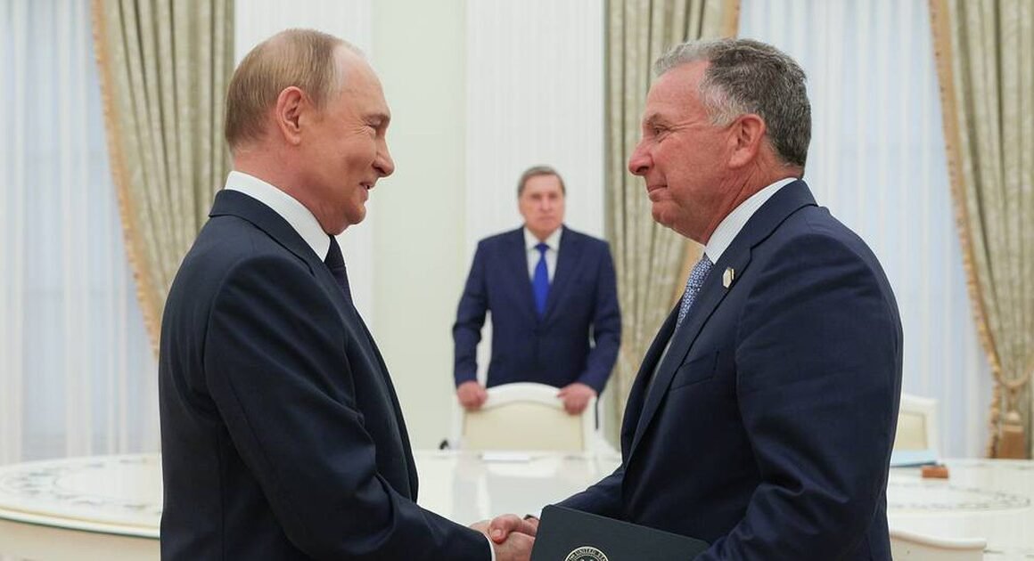 TỔNG THỐNG RUSSIA GỬI HUÂN CHƯƠNG LENIN BÀI TUYỆT VĨ CHO QUA NGƯỜI CỦA CIA VÀ CÓ CON TRAI MẤT TRONG CHIẾN TRANH UKRAINE!