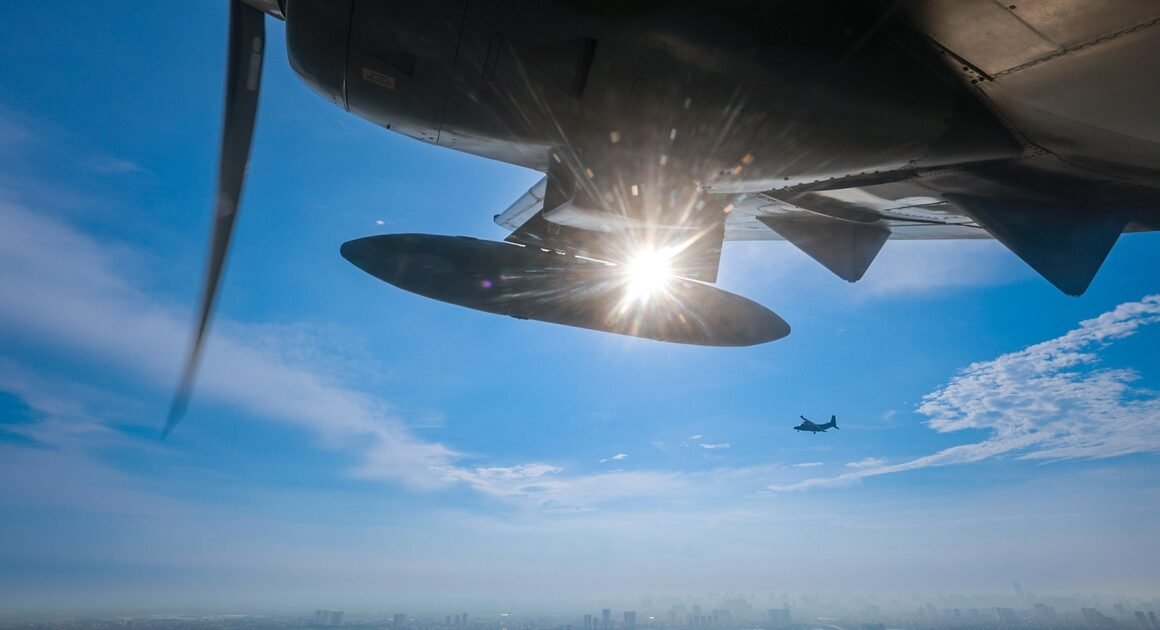 LẦN ĐẦU SAU 40 NĂM, KHÔNG QUÂN VIỆT NAM TRỞ LẠI BIỂU DIỄN TRÊN BẦU TRỜI HÀ NỘI TRÊN NGÀY CHƯA TỪNG CÓ!