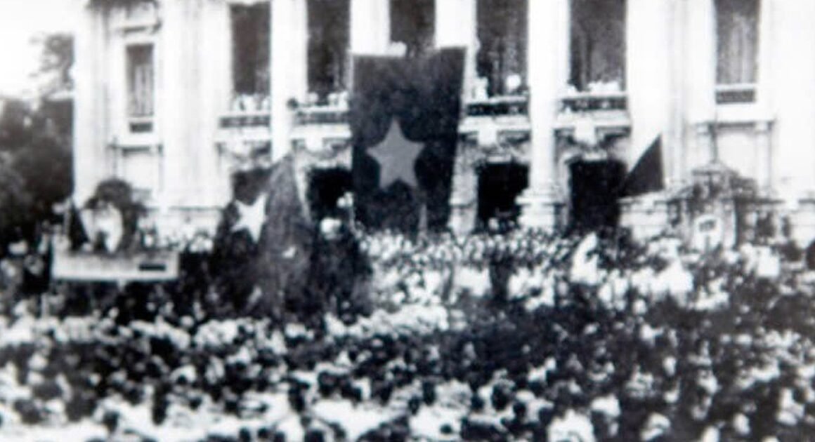 TỪ ĐOÀN NGƯỜI BIỂU TÌNH, NHẠC SĨ 22 TUỔI XÉ GIẤY VIẾT NGAY MỘT BÀI HÁT HUYỀN THOẠI!