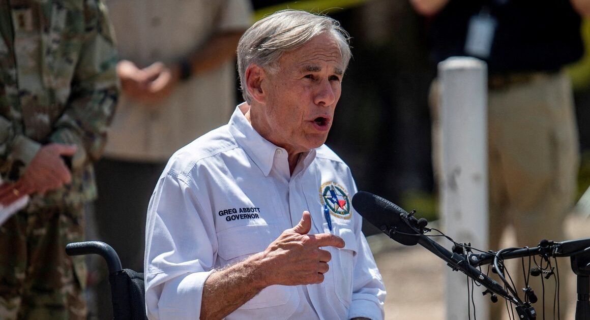 THỐNG ĐỐC TEXAS ĐẶT GIÂY VÀO CÁC ĐẠI DIỆN DÂN CHỦ, HÀNH ĐỘNG CHẤN ĐỘNG CHÌM NGẬM CUỘC CHIẾN POLITICS MÀAI!