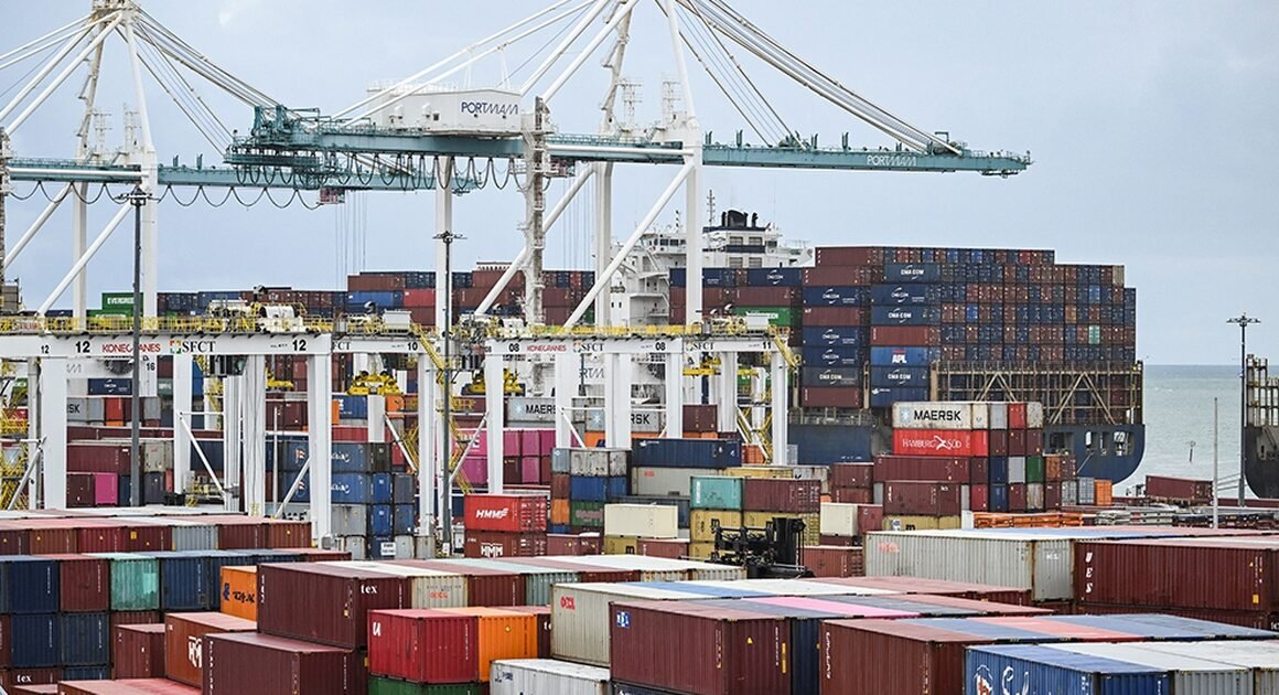 Mỹ gây sốc với thuế 50% hàng hóa thép, trong khi Tổng thống Trump vẫn thúc ép giảm lãi suất bất chấp lo ngại lạm phát