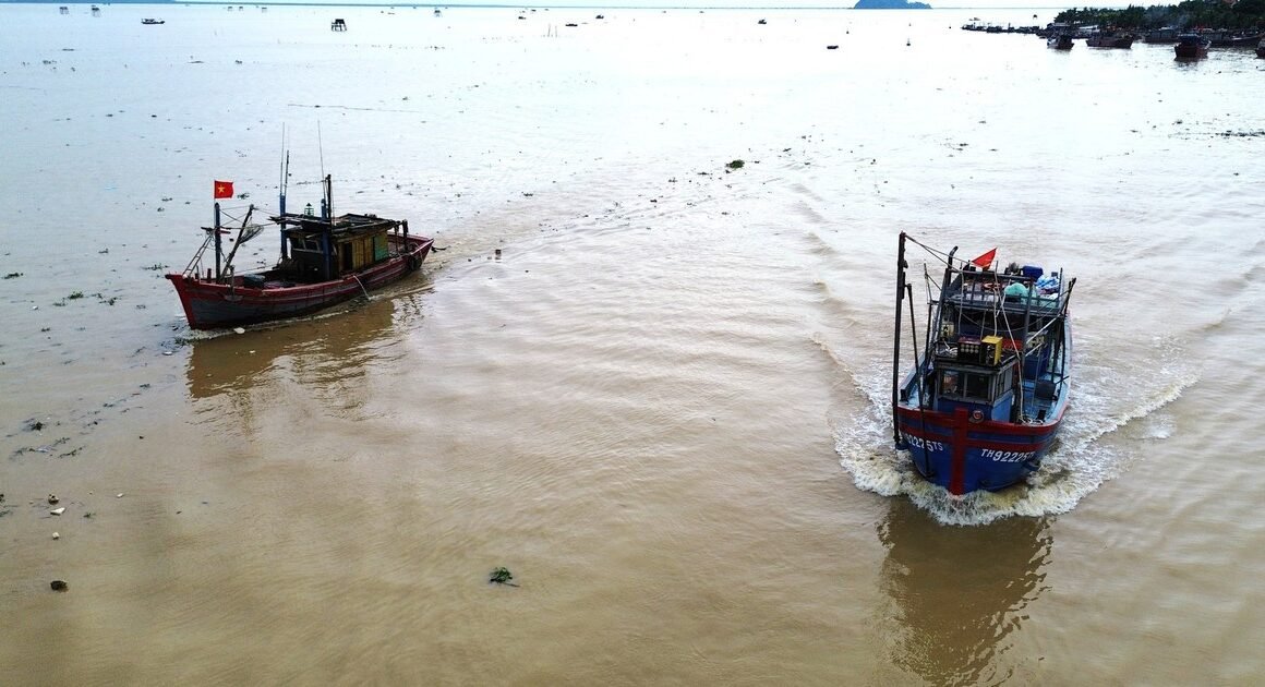 HÀNG TRĂM TÀU THUYỀN NGƯ DÂN ĐỒNG LOẠT NHỔ NEO CHUẨN BỊ ĐỐI MẶT BÃO KAJIKI SÀI TỚI!
