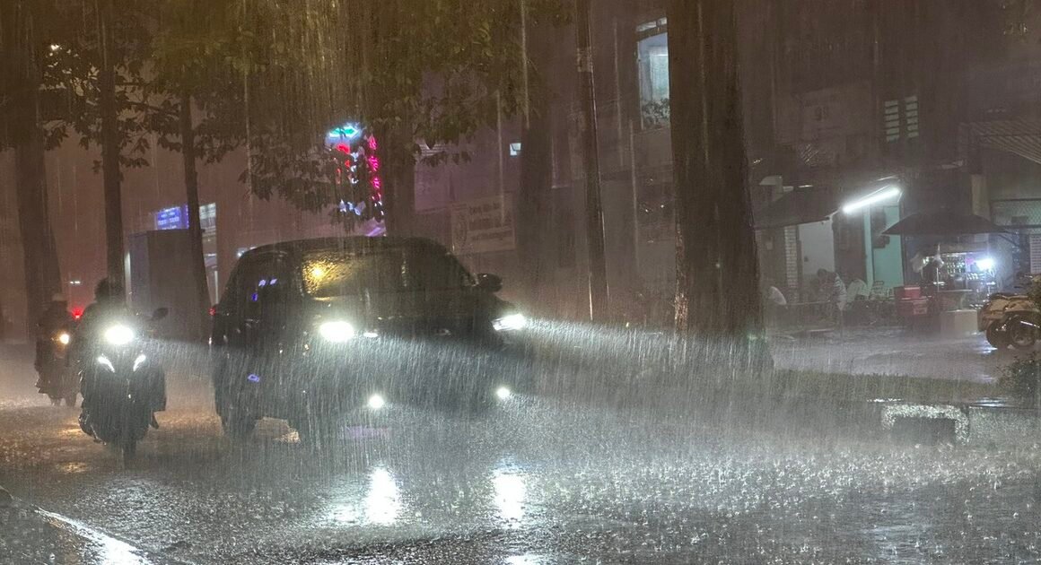 KHẨN: NÓNG NÓNG VÀ MƯA GIÔNG ĐỘC ĐÁO, DỰ BÁO BÃO VÀ ÁP THẤP NHIỆT ĐỚI ĐÃ GẦN KỀ!