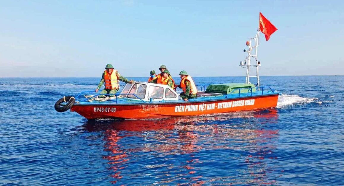 THUYỀN KHÔNG NGƯỜI TRÔI DẬT VÀO BỜ, NGƯ DÂN VÀ LỰC LƯỢNG CHỨC NĂNG TÌM KIẾM TINH THẤU ĐẾN SAU ĐÊM KHÔNG CÓ KẾT QUẢ.