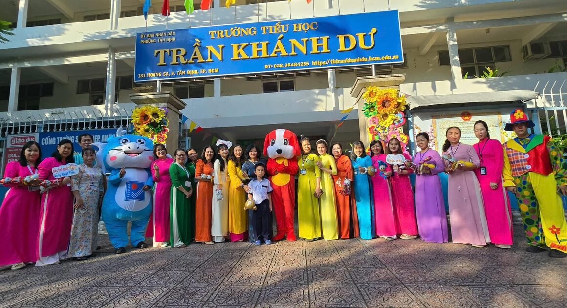 SÁNG NAY, NHỮNG BƯỚC CHÂN ĐẦU TIÊN CỦA HỌC SINH LỚP 1 TẠI TP.HCM TRONG NGÀY TỰU TRƯỜNG MỚI CẬP NHẬT 2025 – 2026!