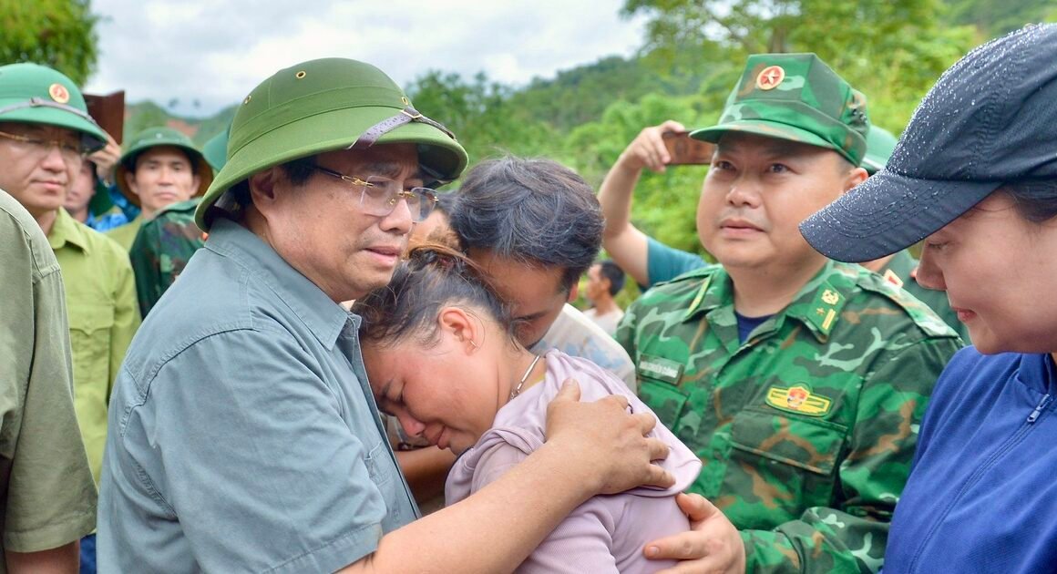 DƯỚI CƠN MƯA NẶNG HẠT, THỦ TƯỚNG PHẠM MINH CHÍNH ĐẾN THĂM, ĐỘNG VIÊN NGƯỜI DÂN ĐIỆN BIÊN VƯỚT QUA ĐÀN MƯA LŨ KHẮC PHỤC HẬU QUẢ