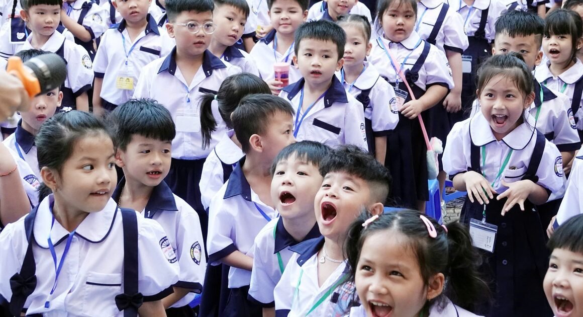 CUỘC TRANH LUẬN VỀ ĐỒNG PHỤC HỌC SINH: ĐẠO ĐỨC VÀ TIỀN TỆ ĐANG ĐỐI ĐẦU NHƯ THẾ NÀO?