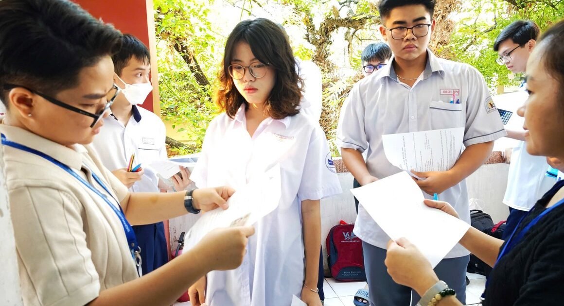 SỐ LƯỢNG NGUYỆN VỌNG VÀ THÍ SINH XÉT TUYỂN NHIỀU TRƯỜNG NĂM NAY GẬP ĐÔI SO VỚI NĂM 2024!