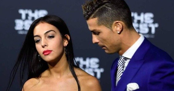 BÊN TRONG PHẢN ỨNG BẤT NGỜ CỦA NỮ CẦU THỦ RONALDO TRƯỚC YÊU CẦU MUA TÚI XÁCH
