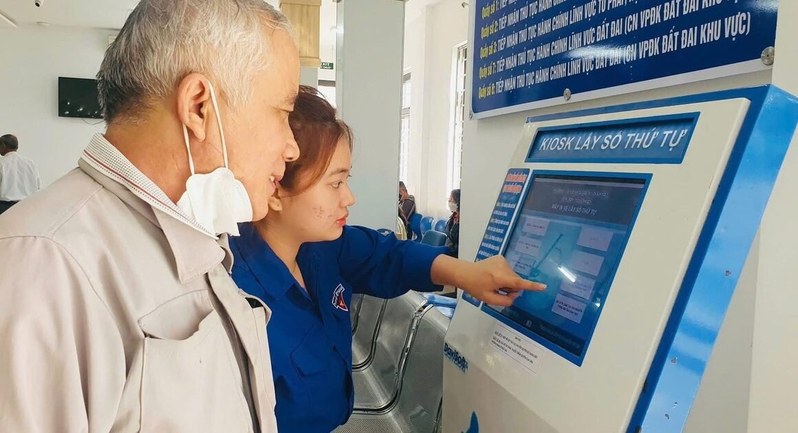 BỨC TRANH LỊCH SỬ BẮT ĐẦU TẠI QUẢNG TRƯỜNG BA ĐÌNH, NƠI HỒ CHÍ MINH KHẲNG ĐỊNH QUYỀN TỰ DO, ĐỘC LẬP VÀ HẠNH PHÚC CHO DÂN TỘC VN