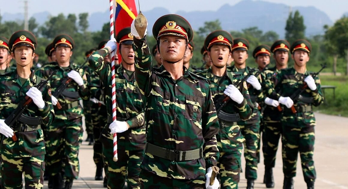 DƯỠNG NẮNG NÓNG, 114 CHIẾN SĨ QUÂN ĐỘI NHÂN DÂN LÀO VẪN KHÔNG NGỪNG TẬP LUYỆN CHO ĐÒN DIỄU BINH HOÀNH TRÁNG NHÂN NGÀY LỄ LỚN