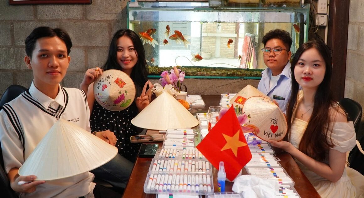 KHÁM PHÁ NHỮNG QUÁN CÀ PHÊ ĐẸP NGẬP TRÀN SẮC ĐỎ SAO VÀNG ĐÓN CHUẨN NGÀY QUỐC KHÁNH 2.9!