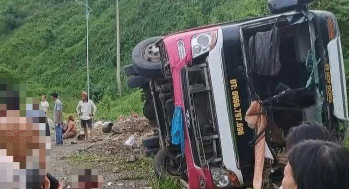 XE KHÁCH BẤT NGỜ TỰ GÂY TAI NẠN, LẬT NGULƠI TRÊN ĐƯỜNG DỐC CUN, PHÚ THỌ, MỘT NGƯỜI CHẾT CHƯA RÕ NGUYÊN NHÂN!