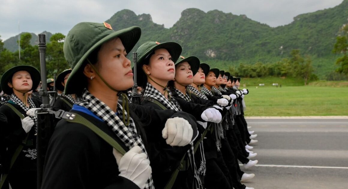 KHÁM PHÁ NHỮNG CÁI NHÌN TỰ HÀO VÀ KHÁT VỌNG CỦA NHỮNG CÔ GÁI MIỀN NAM TRONG ĐỘI NGŨ DIễU BINH ROỊ RÀNG