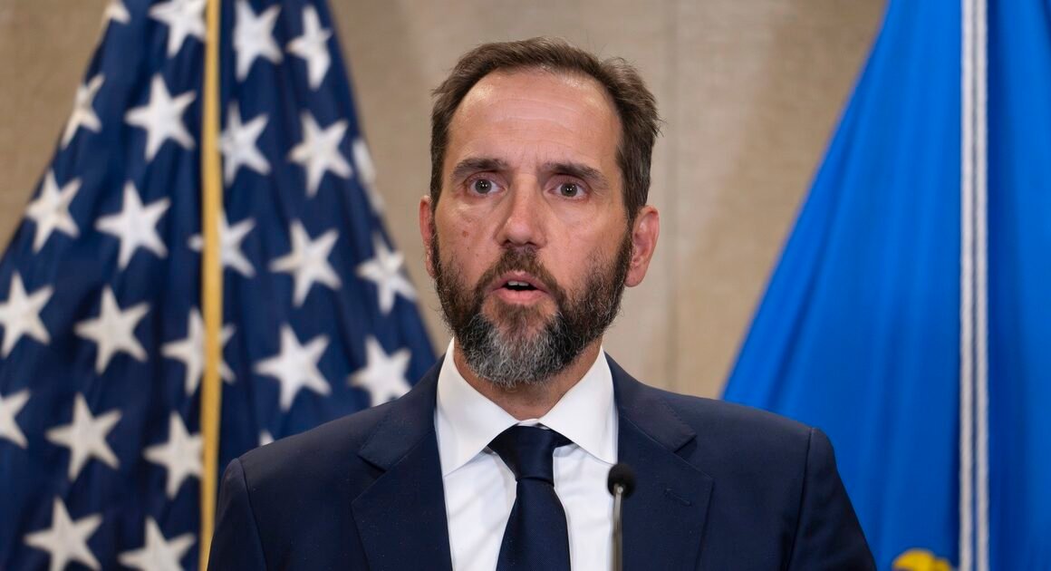 CỰU CÔNG TỐ VIÊN ĐẶC BIỆT ĐƯA RA ĐIỀU TRA MỚI KHÉP LẠI CHO TỔNG THỐNG DONALD TRUMP, GIỜ LẠI BỊ ĐIỀU TRA VÌ HOẠT ĐỘNG CHÍNH TRỊ TRÁI PHÉP!