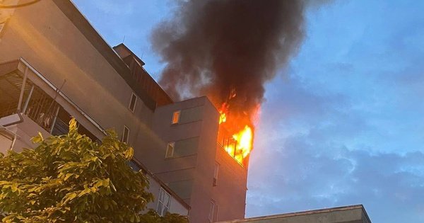 BÁO CHÁY NGUN NGỤT TRÊN TẦNG THƯỢNG NHÀ TRỌ GIỮA PHỐ DỊCH VỌNG, DÂN PHỐ HOẢNG LOẠN ẬP ĐẾN.