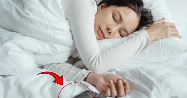 CHỈ VỚI MỘT THAO TÁC NHỎ TRƯỚC KHI NGỦ, BẠN CÓ THỂ GIẢM BỨC XẠ VÀ CẢI THIỆN GIẤC NGỦ MỘT CÁCH ĐƠN GIẢN, HIỆU QUẢ