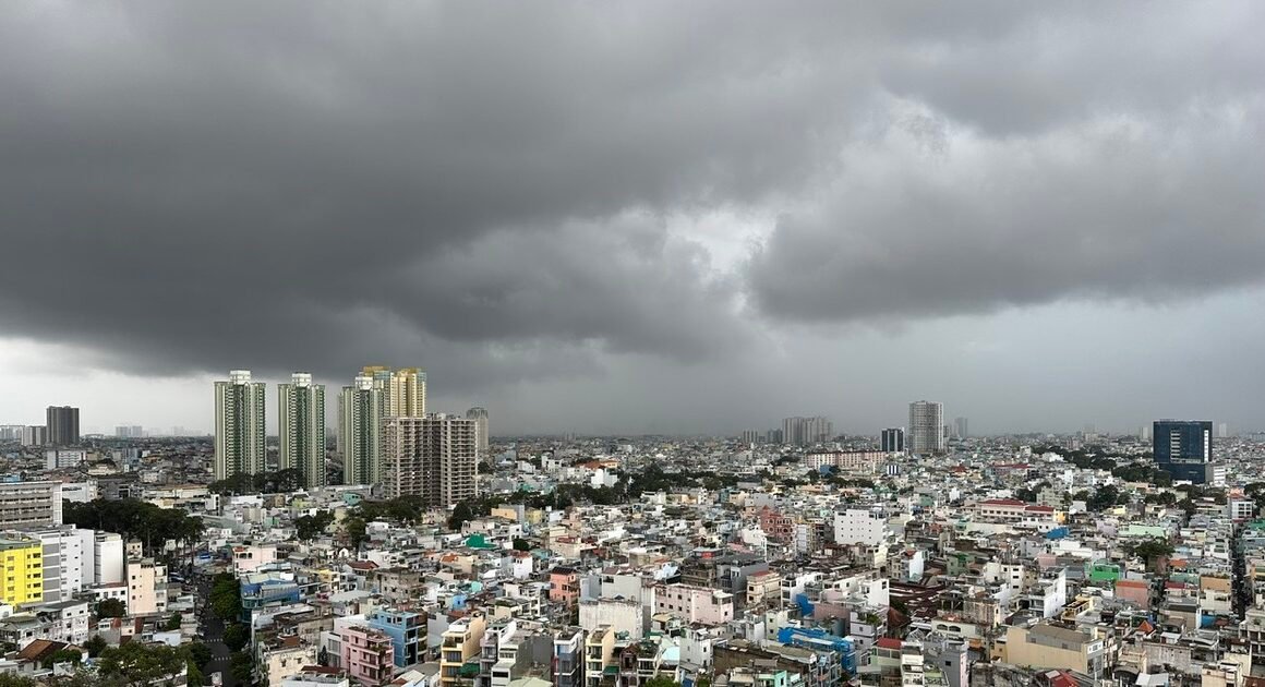 ÔN ĐÙA TRẬN MƯA GIÔNG, TP.HCM BỨC PHÁ LÊN VỚI SÓNG SẤM ĐẦY HỨNG HỔ!