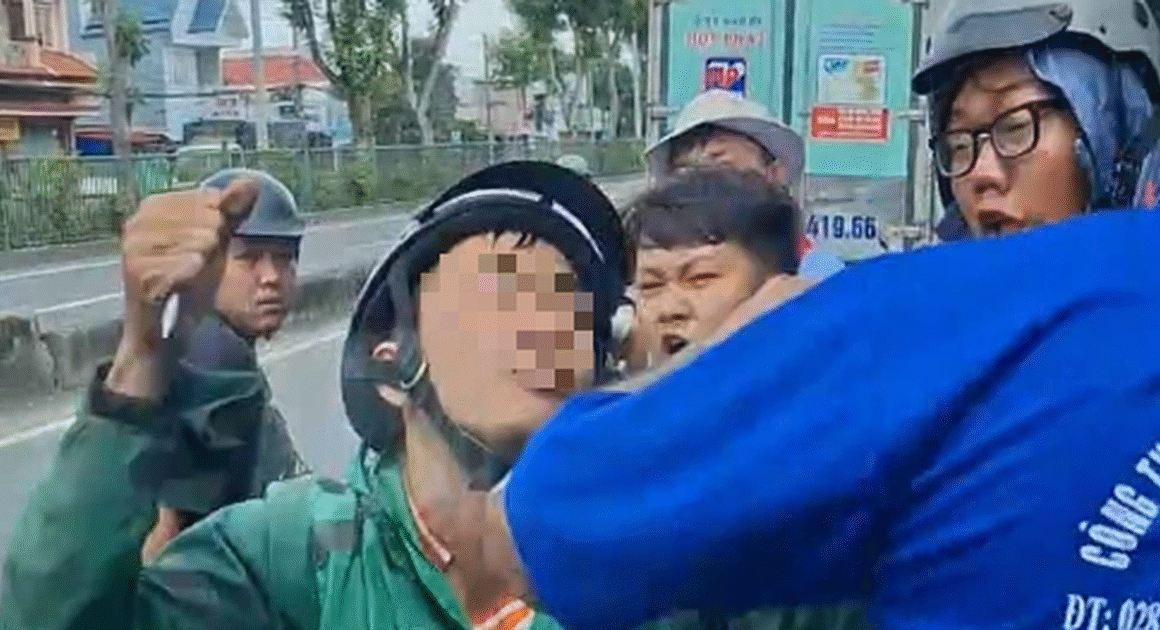 YẾU TỐ KINH NGẠC XẢY RA KHI NAM THANH NIÊN ĐÁ VOẴN KÍNH XE TẢI GIỮA ĐƯỜNG PHỐ SÔI ĐỘNG