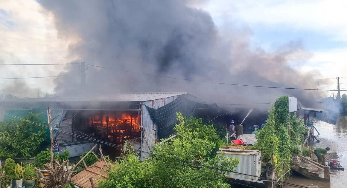 KHỞI TỐ VỤ ÁN CHÁY CHỢ THANH TÙNG, CƠ QUAN CÔNG AN CÀ MAU ĐANG ĐIỀU TRA RÕ NGUYÊN NHÂN!