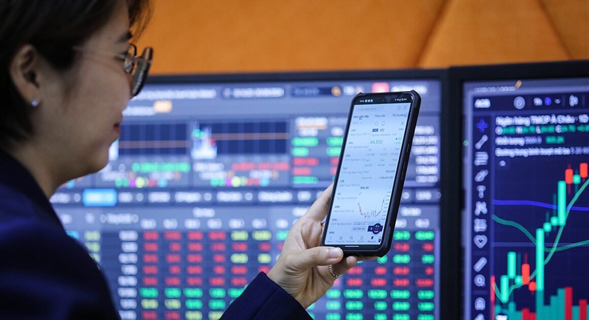VÀNG ĐỈNH MỚI ĐÙNG NHƯNG DÒNG TIỀN ĐỔ VÀO CHỨNG KHOÁN, BẤT NGỜ ĐẶT KỶ LỤC MỚI!