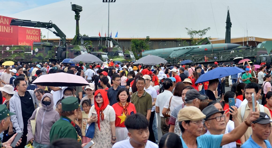 KHÁCH THAM QUAN BẤT NGỜ KHI ĐƯỢC CHẠM VÀO VŨ KHÍ HIỆN ĐẠI CỦA BỘ QUỐC PHÒNG!