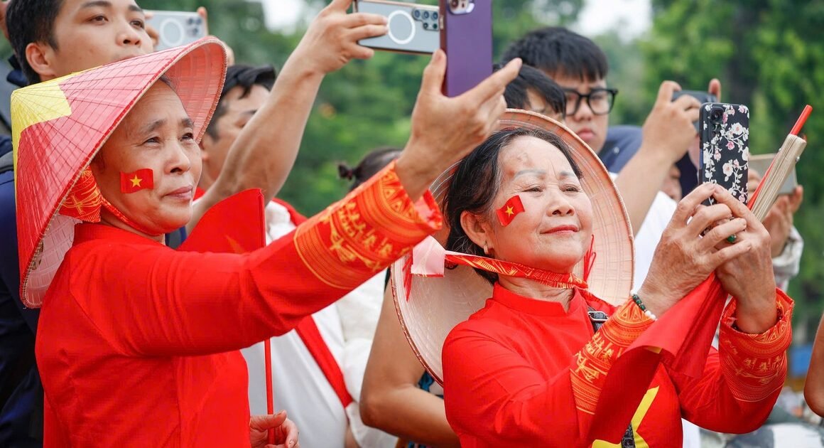 BẬT MÌNH NHẬN QUÀ KHỦNG 100.000 ĐỒNG NGAY TRÊN ỨNG DỤNG VNeID CHO GIA ĐÌNH CHỈ VỚI MỘT CÁCH ĐƠN GIẢN!