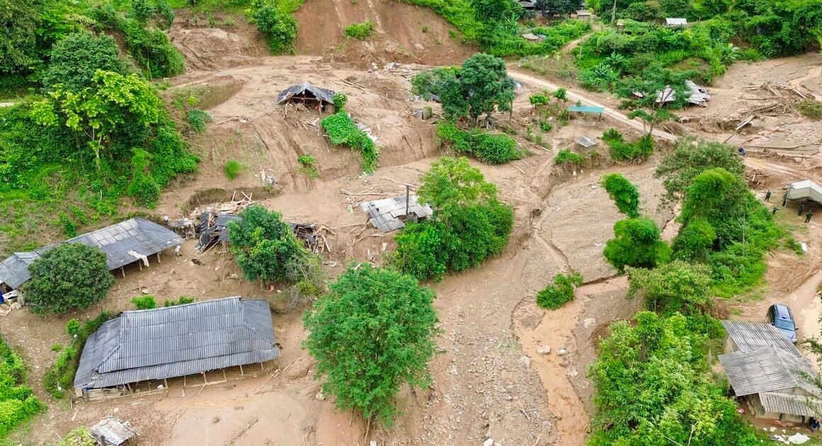 LŨ LỤT KINH HOÀNG Ở ĐIỆN BIÊN: 16 NGÔI NHÀ BỊ XÓA SỔ, 2 CHÁU NHÓM CHẾT VÌ BÙN ĐẤT TRÊN SƠN TRƯỚC TIẾNG GÁI ĐÓI!