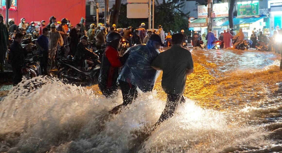KHÔNG NGỜ, VÙNG HỘI TỤ GIO GÂY MƯA VÀO TP.HCM TRONG 2-3 NGÀY TỚI!