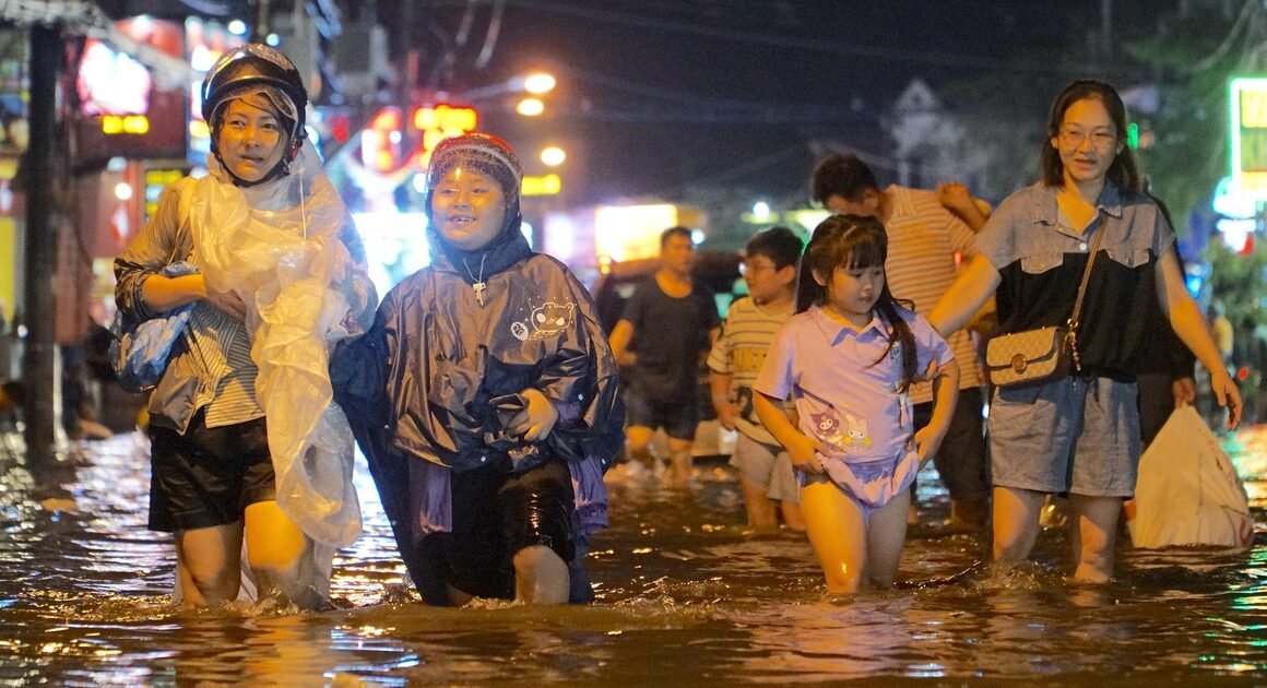 MƯA LỚN KÈM NGẬP NƯỚC NGHẸT CỨNG ĐÃ GÂY RA NHỮNG CẢNH CẢNH NGHIÊNG NGẠI CẢ NƯỚC CHẠY, Ô TÔ CHẾT Máy VÀ NGƯỜI DÂN PHẢI LỘI NƯỚC VỀ NHÀ!
