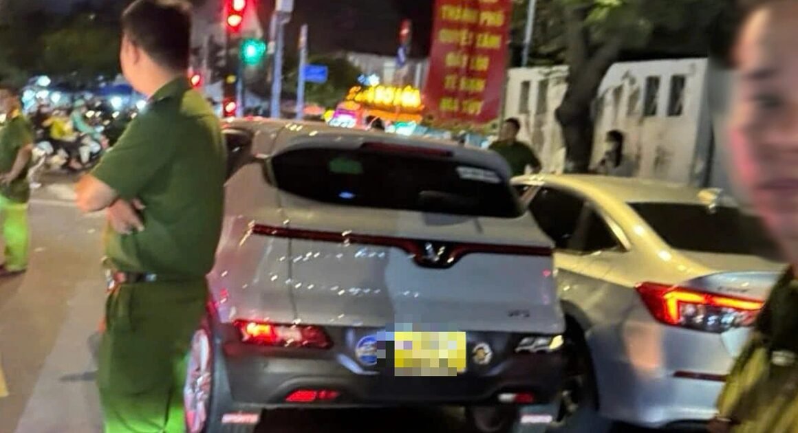 AI NGỐC ĐỘC NHẤT VỤ ĐẬU 2 Ô TÔ GIỮA ĐƯỜNG, XẢO LOẠN ĐÁNH NHÂN VIÊN GIAO THÔNG NƯỚC NGOÀI!