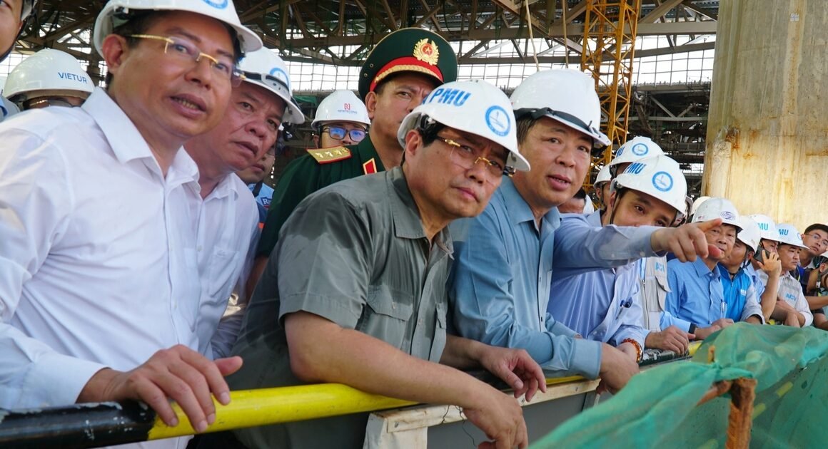 THỦ TƯỚNG PHẠM MINH CHÍNH ĐẾN SÂN BAY LONG THÀNH: KHÁM SÁT TIẾN ĐỘ VÀ TẶNG QUÀ CÔNG NHÂN GIỮA LÒNG DỰ ÁN QUAN TRỌNG NHẤT NĂM!