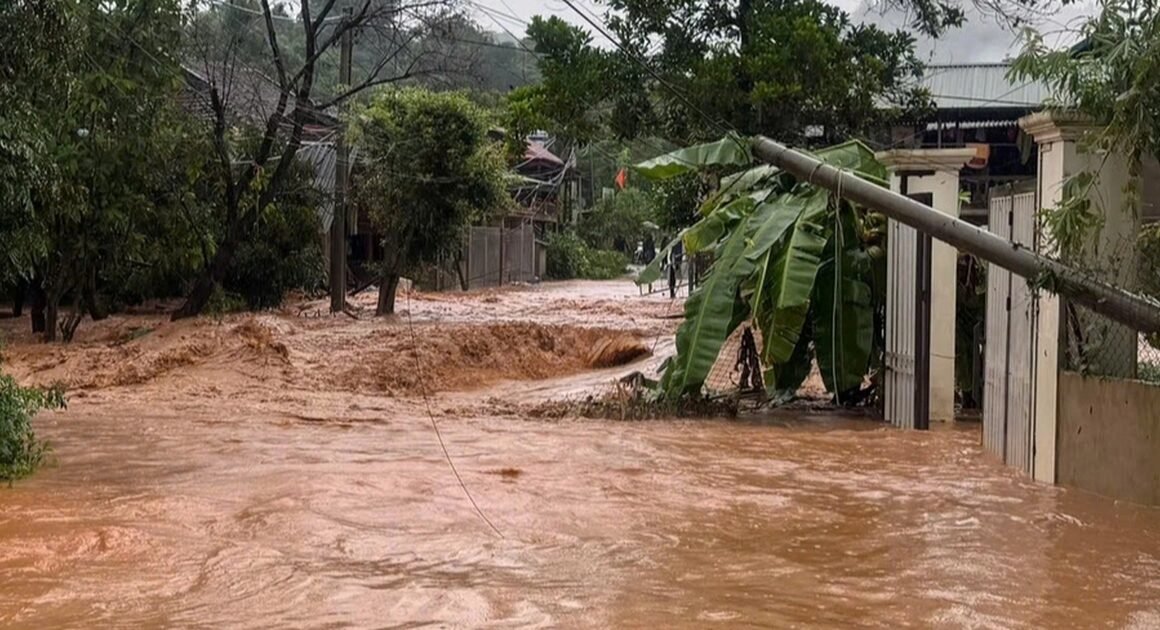 MƯA LỚN KHẮP NƠI, 15 XÃ ĐIỆN BIÊN VÀ SƠN LA ĐANG NGUY CƠ XẢY RA LŨ QUÉT, SẠT LỞ ĐẤT DỮ DỘI
