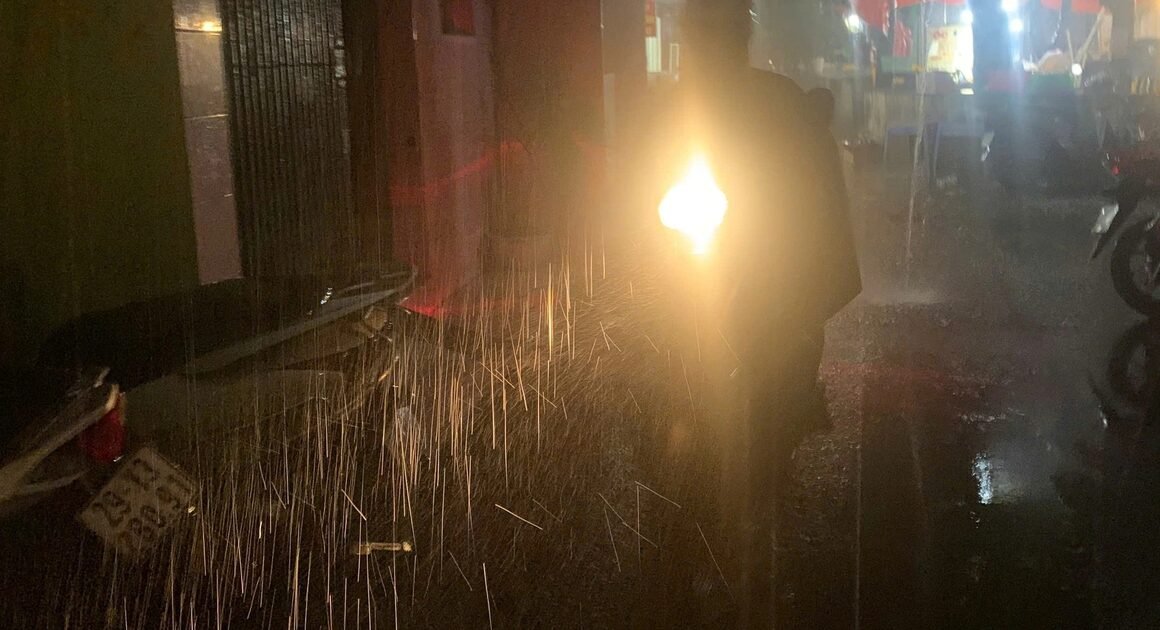 SAU NHỮNG NGÀY NẮNG NÓNG KHÁT KHIẾT, HÀ NỘI ĐÓN GIÓ MƯA LỚN, NGUY CƠ NGẬP ÚNG ĐƯƠNG RẢNH RỖI!