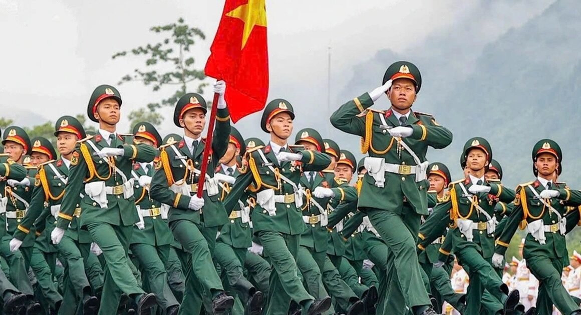 KHÔNG NGỜ, NGÀY DIỄU BINH HÀ NỘI CHỚP MƯA RÀO!