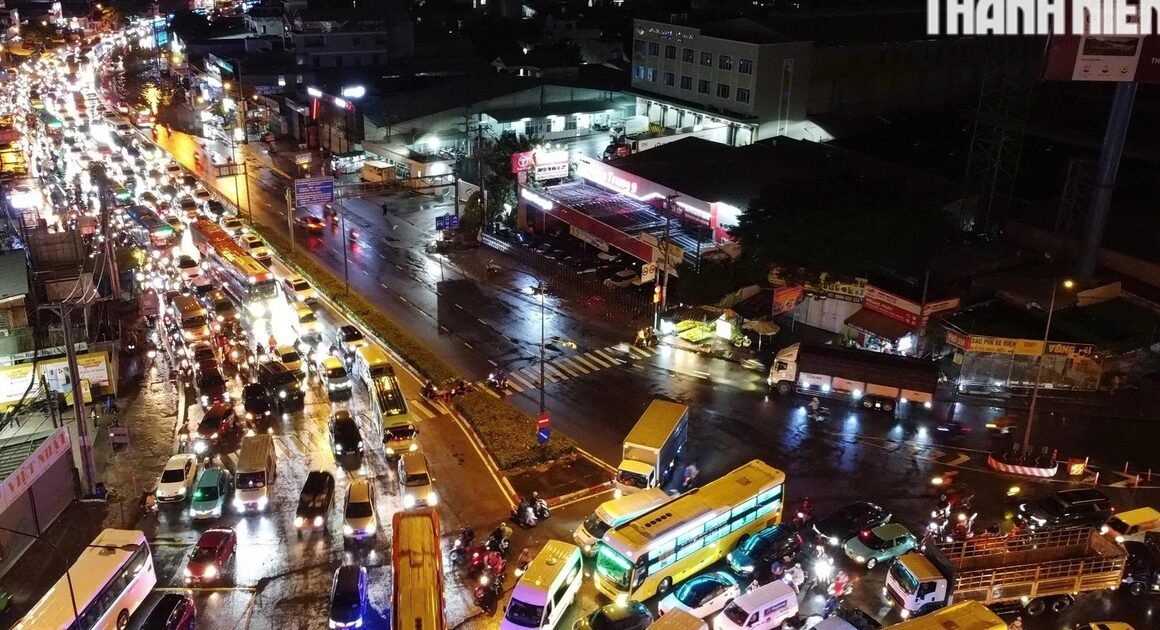 MƯA LỚN TỐI 5.8 KHIẾN GIAO THÔNG Ở TP.HCM NGUỘI TRẬT DÀI HÀNG KM