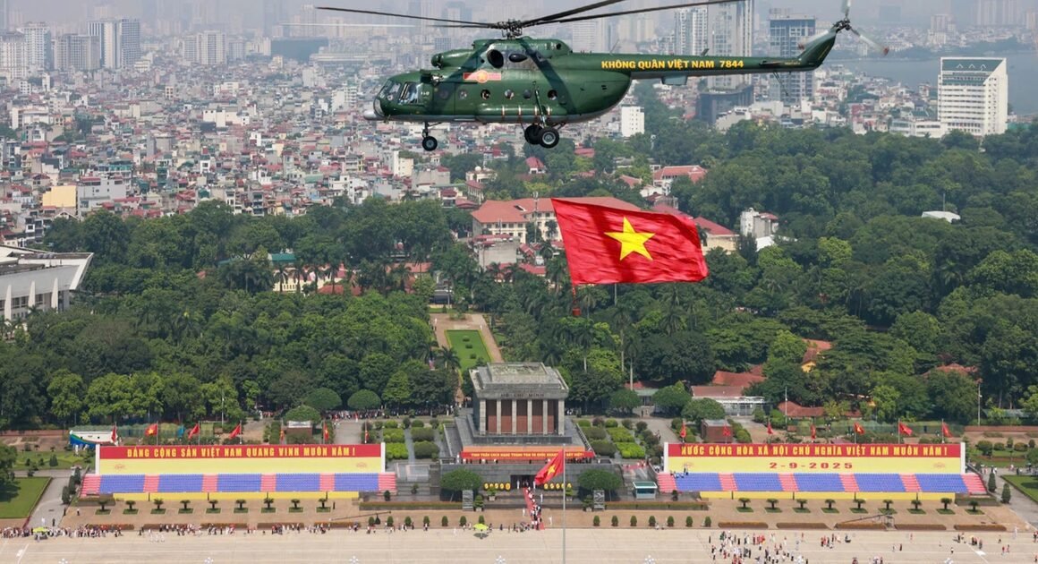 NÉT MỚI HƠN TRÊN BẦU TRỜI HÀ NỘI: TRỰC THĂNG QUÂN SỰ CÓ LẦN ĐẦU TƯƠNG TROLLER DƯỚI CỜ BAY CHUẨN BỊ CHO NGÀY LỄ LỚN!