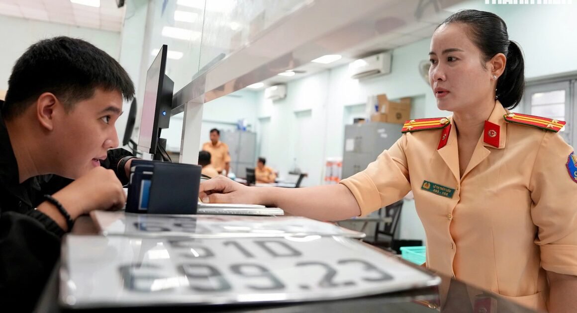 BẤT NGỜ! NGƯỜI DÂN TP.HCM NGƯNG PHẢI ĐẾN TRỤ SỞ VẪN ĐĂNG KÝ XE MÀ KHÔNG CẦN KIỂM TRA THỰC TẾ!