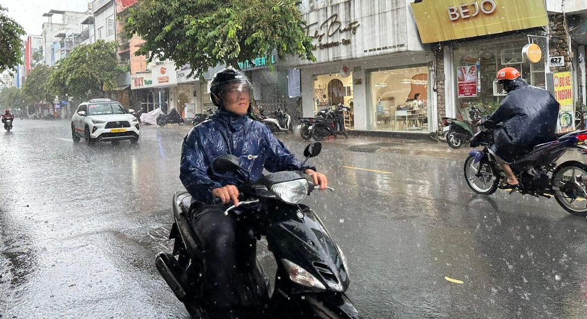 CẢNH BÁO: BÃO SỐ 5 GÂY MƯA RÀO, GIÔNG SẮC NÉN, NGUY CƠ LỐC, SÉT VÀ GIÓ GIẬT MẠNH Ở TP.HCM!