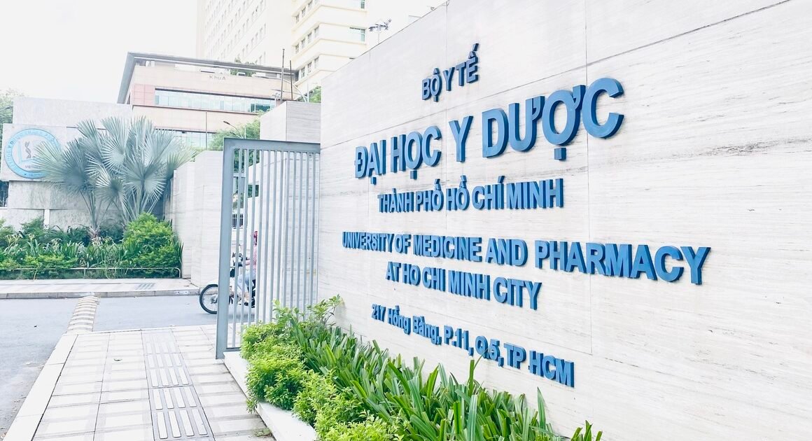 TIẾP XÚC ĐIỂM CHUẨN TRƯỜNG ĐH Y DƯỢC TP.HCM CÓ GÌ ĐẶC BIỆT, ĐỘ LỆCH GIỮA CÁC TỔ HỢP XÉT TUYỂN LÀ BAO NHIÊU?