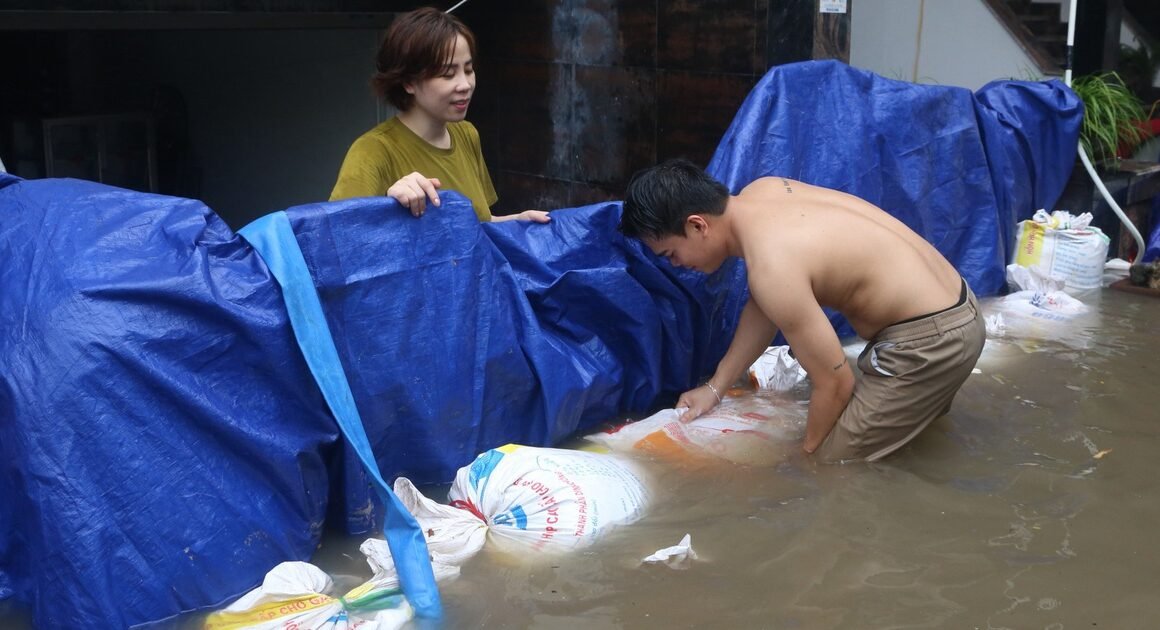 MƯA LỚN XUYÊN ĐÊM GÂY NGẬP, DÂN NÔNG LẬP ĐƯỜNG BÉ BỜ ĐẮP ĐẬP THỦ CÔNG CHỐNG LẠI NƯỚC TRÀN.