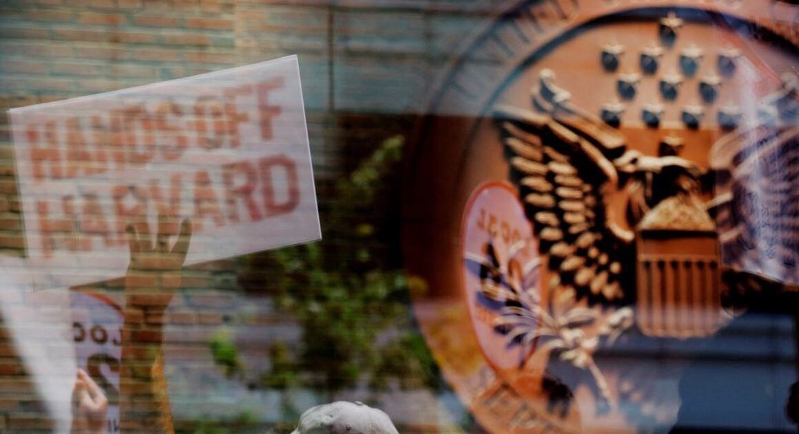 CÓ THỂ ĐỀU ĐÀY TRƯỜNG ĐẠI HỌC HARVARD MỘT KHI BỊ KIỂM TRA TUÂN THỦ LUẬT LIÊN BẠN?