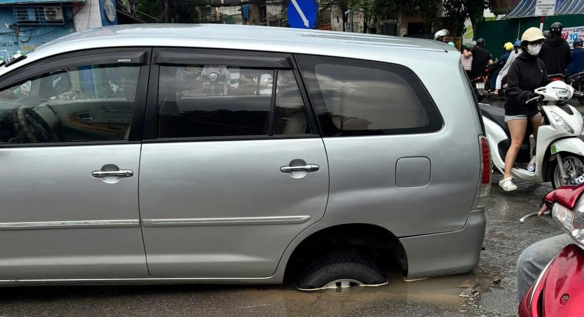 CHỚP MẮT ĐÃ SỤT VÀO HỐ TỬ THẦN GIỮA ĐƯỜNG, GÂY HOẢNG LOẠN GIAO THÔNG VÀ NHIỀU NGƯỜI BẤT NGỜ!