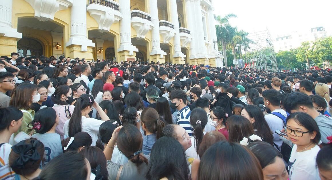 BÊN HÀNG DÀY ĐÁNG CẢNH GIÁC: HẬU QUẢ KHÓ NGỜ KHI ĐỢI VÌ VẸN LÒNG XEM CONCERT “VIỆT NAM TRONG TÔI”