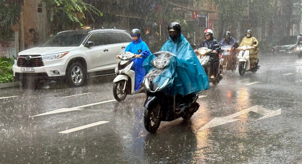 (BÃO SỐ 5 ĐANG HÀNH HƯƠNG, TP.HCM ĐANG NGẬP TRÀN BẠO LỰC THIÊN NHIÊN!)